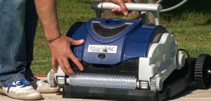 pulizia-piscina-pulitore-automatico-robot